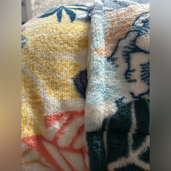 Vera Bradley Palm Floral Outlet Throw Blanket
in Fleece nwt - Picture 6 of 8